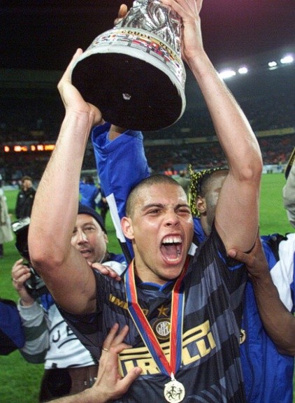 Ronaldo là người mang quốc tịch ngoài-châu-Âu thứ 2 đoạt Quả bóng Vàng, khi anh thi đấu cho Inter Milan năm 1997